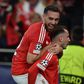 Kokçu e Akturkoglu festejam um golo do Benfica no jogo com o Atlético Madrid