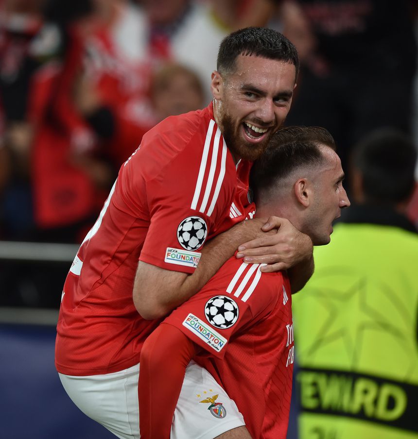 Kokçu e Akturkoglu festejam um golo do Benfica no jogo com o Atlético Madrid