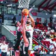 Aaron Broussard tenta mais uma jogada de dois pontos no último encontro entre Benfica e Ovarense a contar para as meias-finais do 'play-off' do Campeonato Nacional de basquetebol