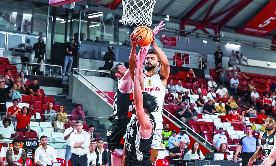 Aaron Broussard tenta mais uma jogada de dois pontos no último encontro entre Benfica e Ovarense a contar para as meias-finais do 'play-off' do Campeonato Nacional de basquetebol
