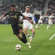 Carlos Vela perseguido pelo defesa dos Vancouver Whitecaps Tristan Blackmon
