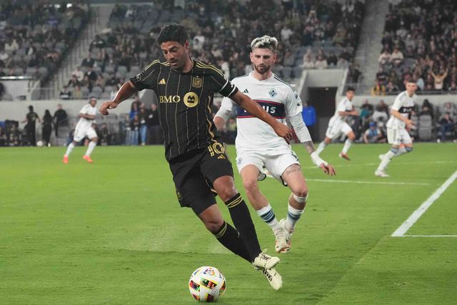 Carlos Vela perseguido pelo defesa dos Vancouver Whitecaps Tristan Blackmon