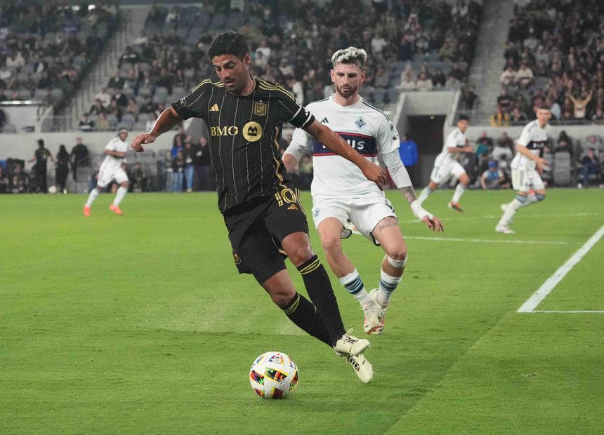 Carlos Vela perseguido pelo defesa dos Vancouver Whitecaps Tristan Blackmon