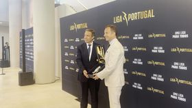 Reinaldo Teixeira entrega miniatura do troféu da Liga a Frederico Varandas