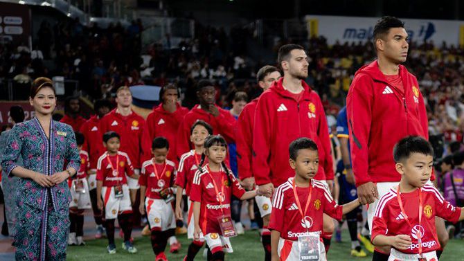 Jogadores do United pedem ajuda para pagar trotinetes na Malásia (vídeo)
