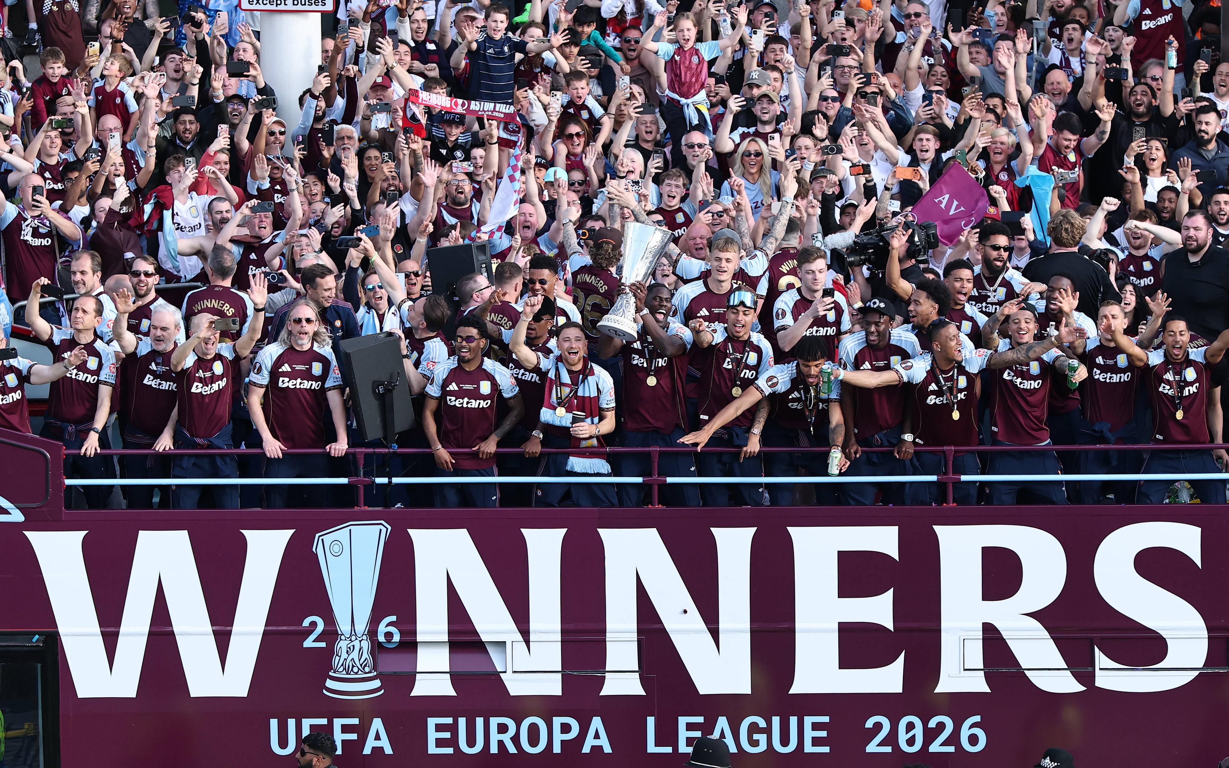 17. Aston Villa - o vencedor da Liga Europa teve a maior valorização percentual do ranking (41%) para um total de 1.2 mil milhões