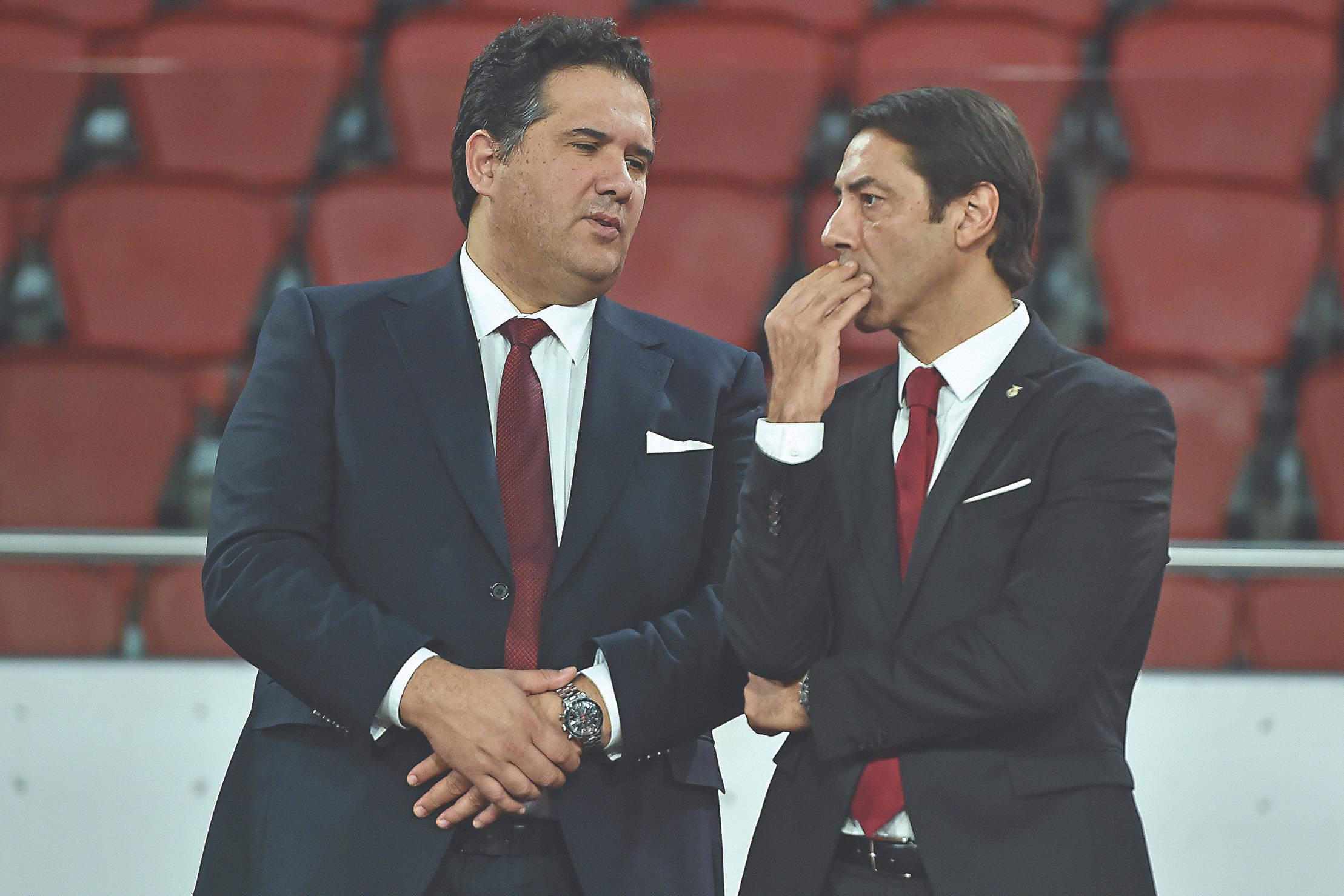 Nuno Catarino e Rui Costa, diretor financeiro e presidente do Benfica, manifestaram-se contra a centralização — Foto: Miguel Nunes