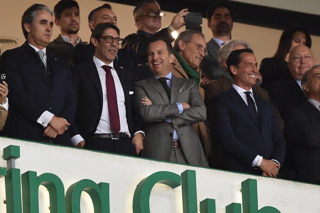 Rui Costa e Frederico Varandas com poucas razões para sorrir, depois de Benfica e Sporting conquistarem apenas um troféu entre ambos — Foto: Miguel Nunes