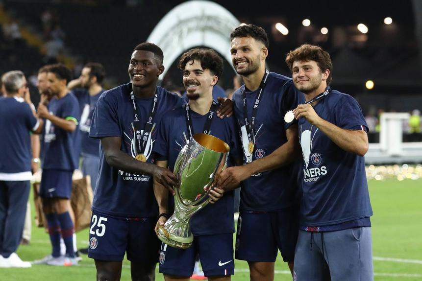 Nuno Mendes, Vitinha, Gonçalo Ramos e João Neves quando venceram a Supertaça europeia, no início desta época - Foto: IMAGO