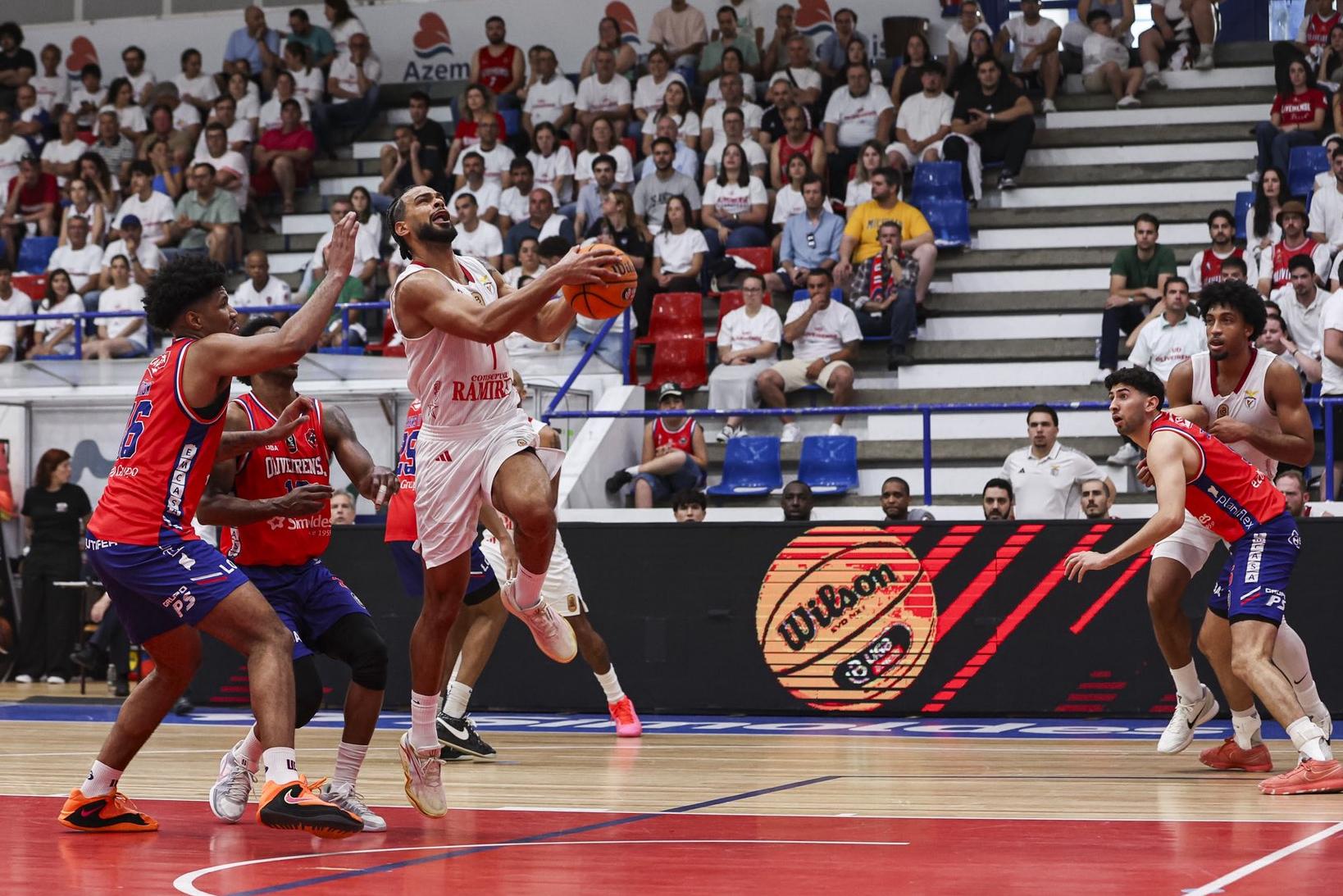 Benfica superioriza-se à Oliveirense — Foto: FPB