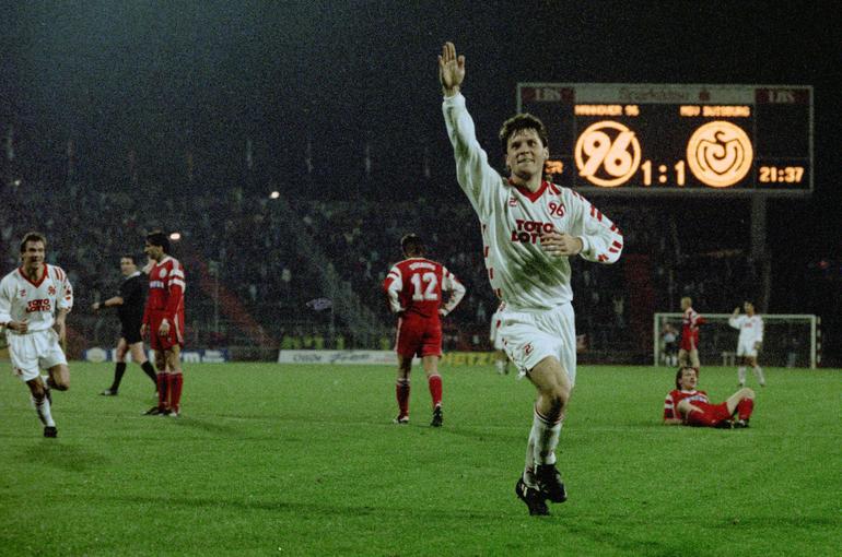 Hannover 96 (1992/93) - O primeiro exemplo não-inglês. O Hannover conquistou a Taça da Alemanha enquanto estava na segunda divisão e marcou presença na Taça das Taças. Mas a aventura europeia terminou logo na 1.ª ronda, frente ao Werder Bremen.