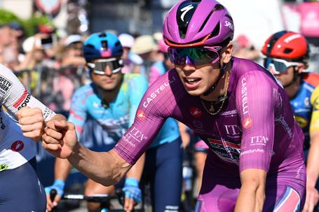 Paul Magnier bateu Narvaez na 18.ª etapa do Giro. IMAGO
