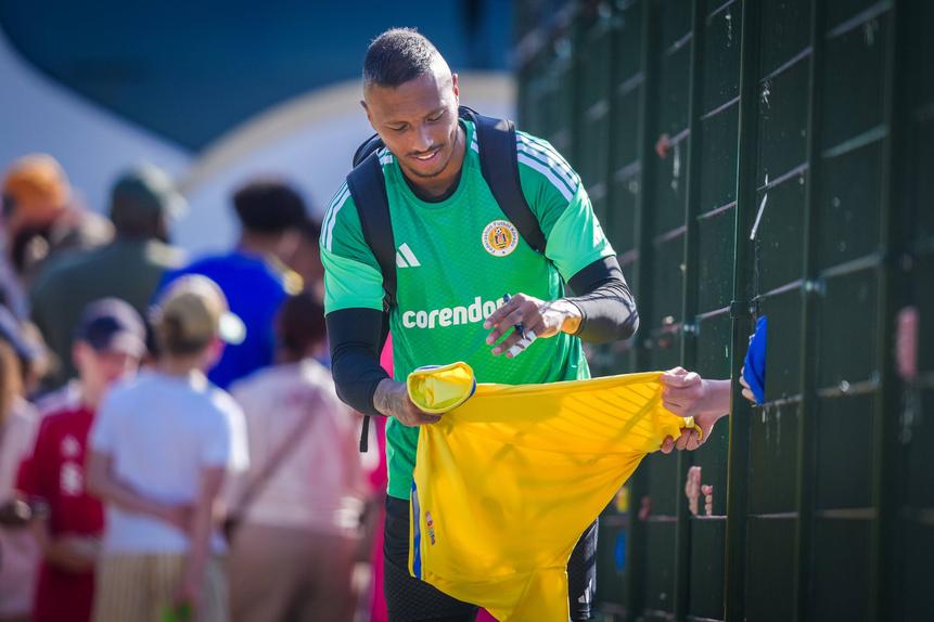 Eloy Room dá autógrafo a jovem fã