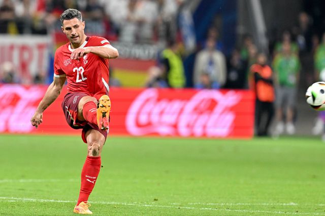 Fabian Schar é (um bom) futebolista, mas até podia trabalhar... na banca