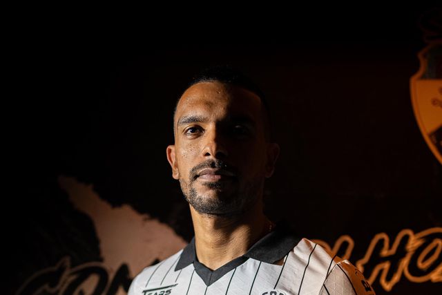 Lucas Áfrico reforça defesa do Farense