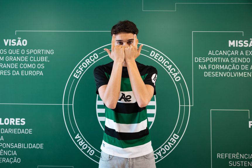 Manuel Lamúria, ponta de lança de 17 anos, assinou contrato profissional. Foto Sporting