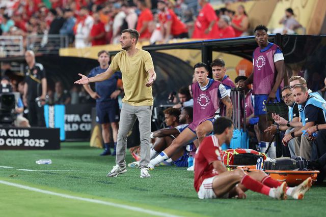 Marín Anselmi a dar instruções durante o FC Porto-Al Ahly, no Mundial de Clubes