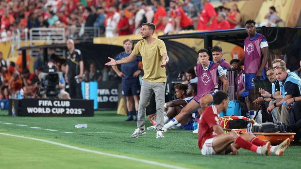 Marín Anselmi a dar instruções durante o FC Porto-Al Ahly, no Mundial de Clubes