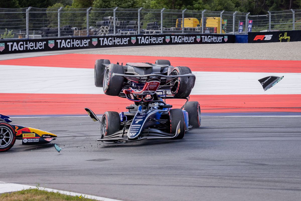 Bendito halo: carro capota duas vezes na F2 (vídeos)