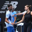 O momento em que Djokovic invade a conferência de imprensa de Sabalenka (vídeo)