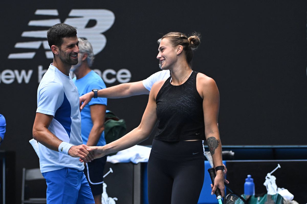 O momento em que Djokovic invade a conferência de imprensa de Sabalenka (vídeo)