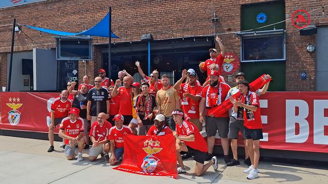 Adeptos do Benfica no ponto de encontro em Charlotte antes do jogo com Chelsea