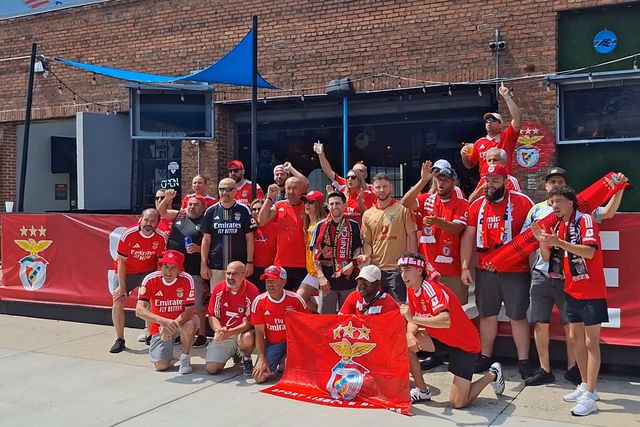 Adeptos do Benfica no ponto de encontro em Charlotte antes do jogo com Chelsea