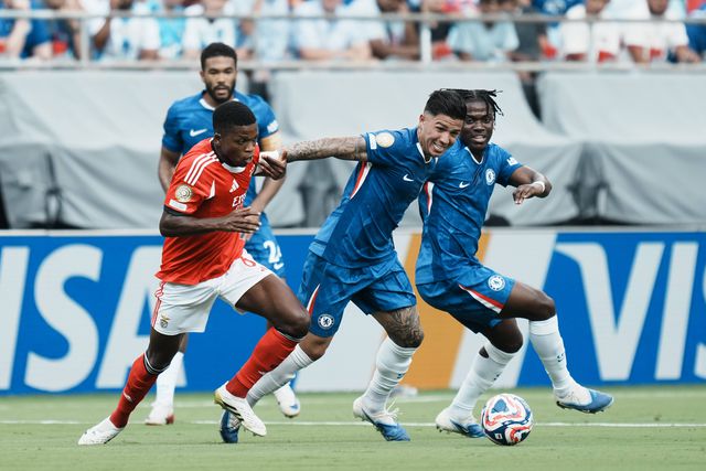 Florentino em luta com Enzo Fernández no meio-campo