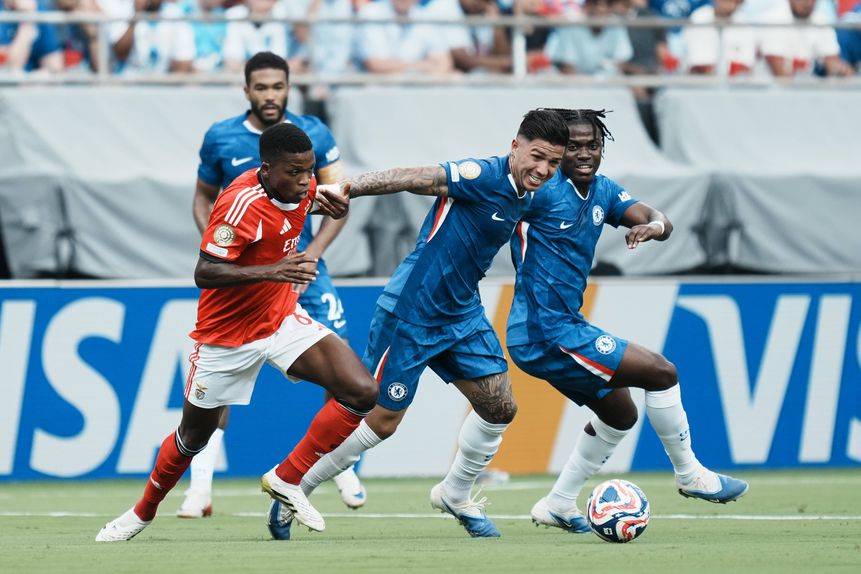 Florentino em luta com Enzo Fernández no meio-campo