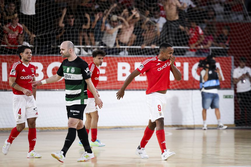 A desilusão de Taynan, após o Sporting ter sido derrotado pelo Benfica no Jogo 4 da final