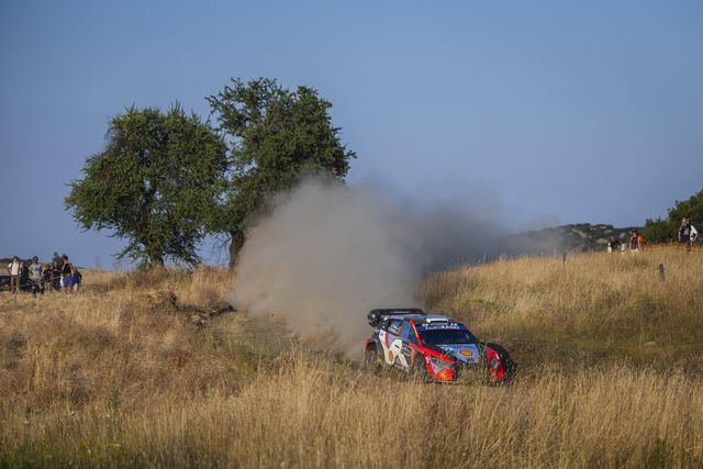 Rali da Acrópole: Tanak foge, mas Ogier persegue o líder