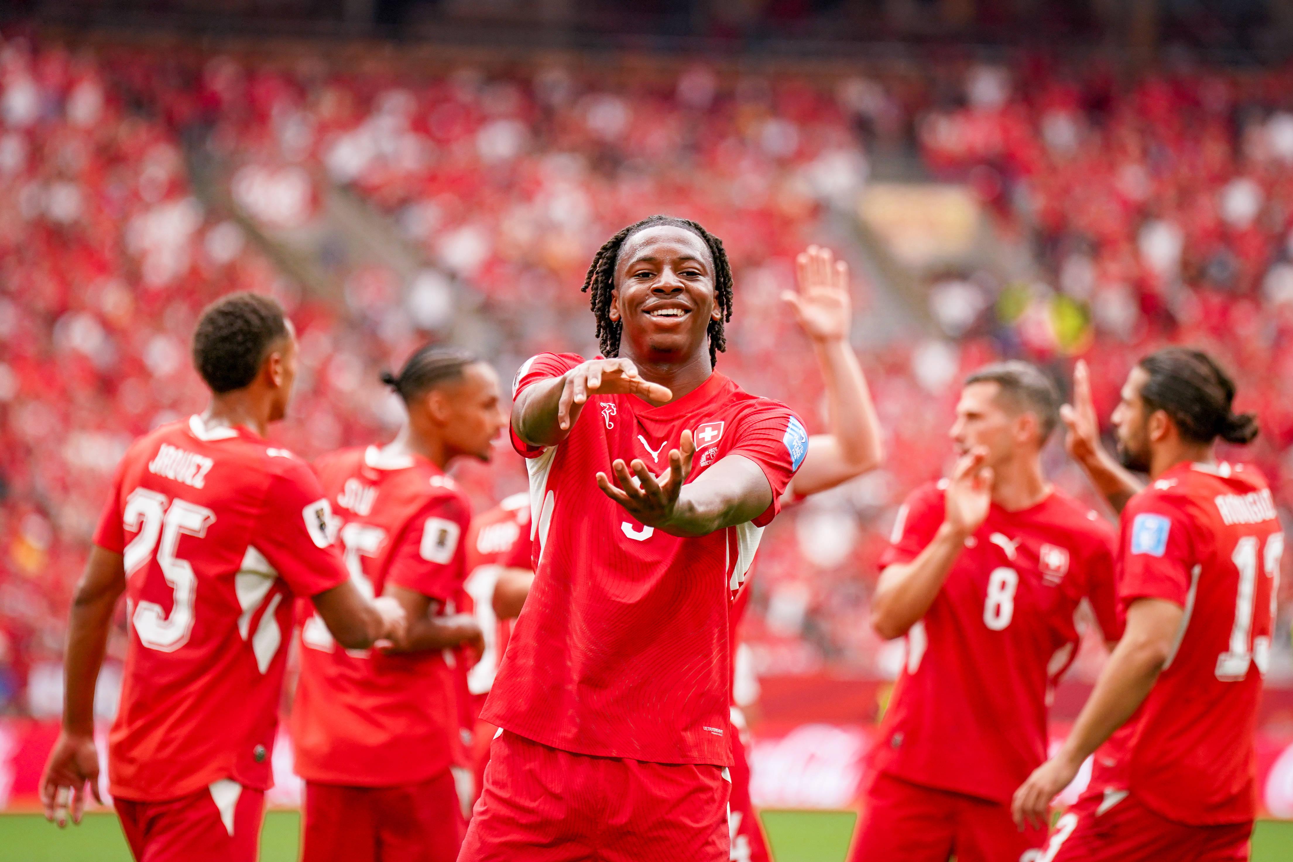 Manzambi voltou a fazer uma grande exibição pela Suíça. Um golo, uma assistência e uma série de apontamentos que fazem dele uma das sensações deste Mundial. Os helvéticos venceram o Canadá por 2-1 - Foto: IMAGO
