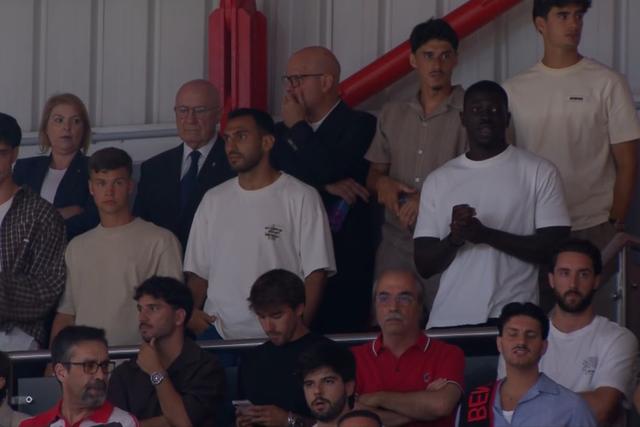 Manu Silva, Dahl, Pavlidis, Tiago Gouveia, Samuel Soares e António Silva nas bancadas do Pavilhão da Luz - Frame Canal 11