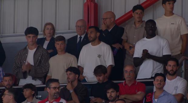 Manu Silva, Dahl, Pavlidis, Tiago Gouveia, Samuel Soares e António Silva nas bancadas do Pavilhão da Luz - Frame Canal 11