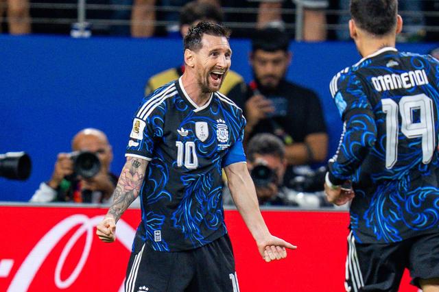 Messi festeja com Otamendi