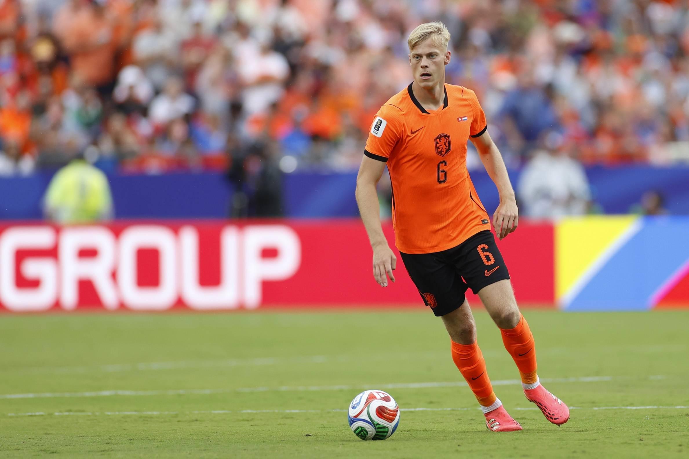 Van Hecke foi um dos melhores em campo no triunfo dos Países baixos frente à Tunísia (3-1). O central marcou um dos golos da equipa - Foto: IMAGO