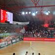 Euforia no dérbi... e tocha aberto dentro do pavilhão!