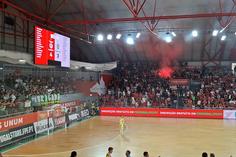 Euforia no dérbi... e tocha aberto dentro do pavilhão!