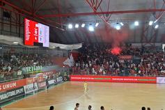 Euforia no dérbi... e tocha aberto dentro do pavilhão!