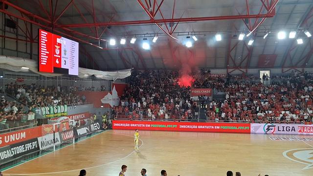 Euforia no dérbi... e tocha aberto dentro do pavilhão!