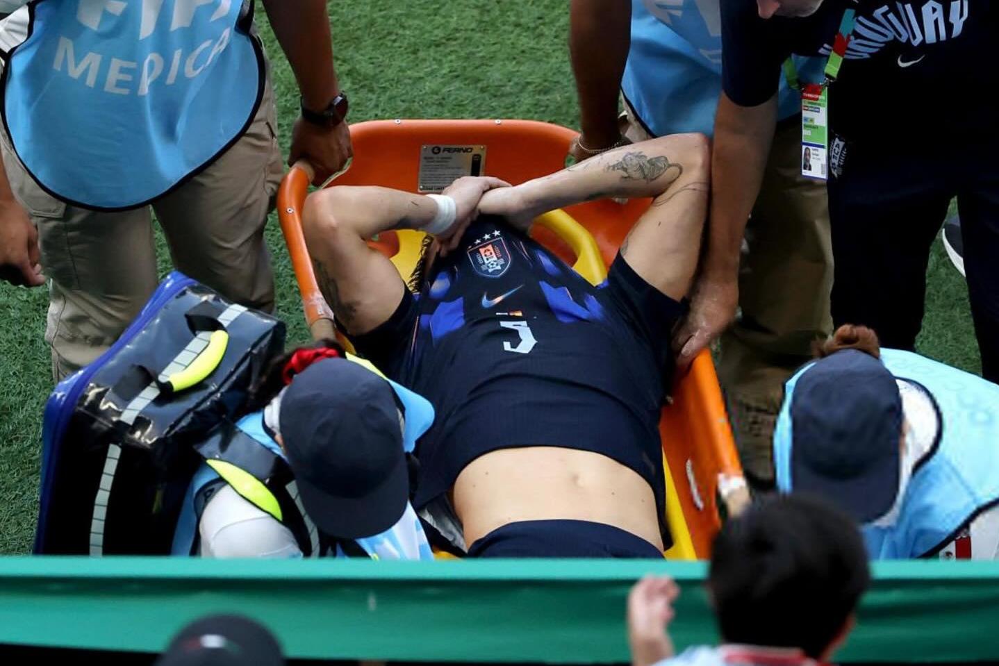 Manuel Ugarte em lágrimas a sair de maca - Foto: @ugartemanu