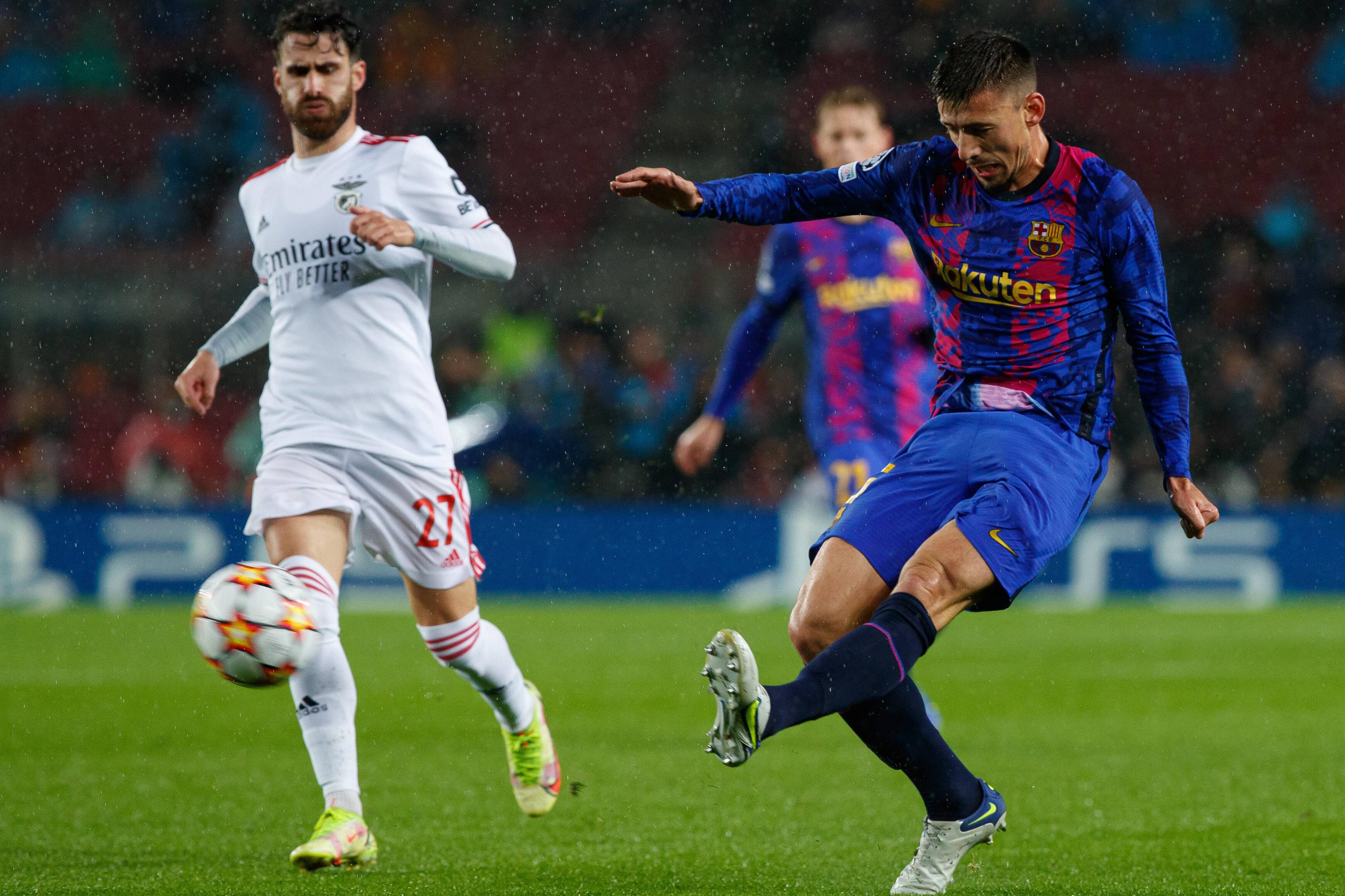 Rafa e Lenglet em Camp Nou, num jogo da fase de grupos da Champions entre Barcelona e Benfica (0-0), em 2021 — Foto: IMAGO