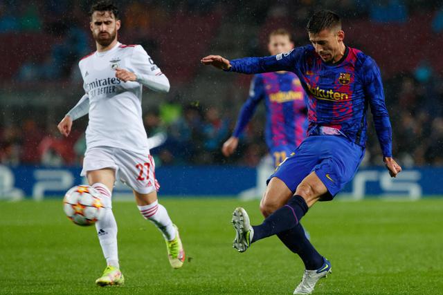 Rafa e Lenglet em Camp Nou, num jogo da fase de grupos da Champions entre Barcelona e Benfica (0-0), em 2021 — Foto: IMAGO