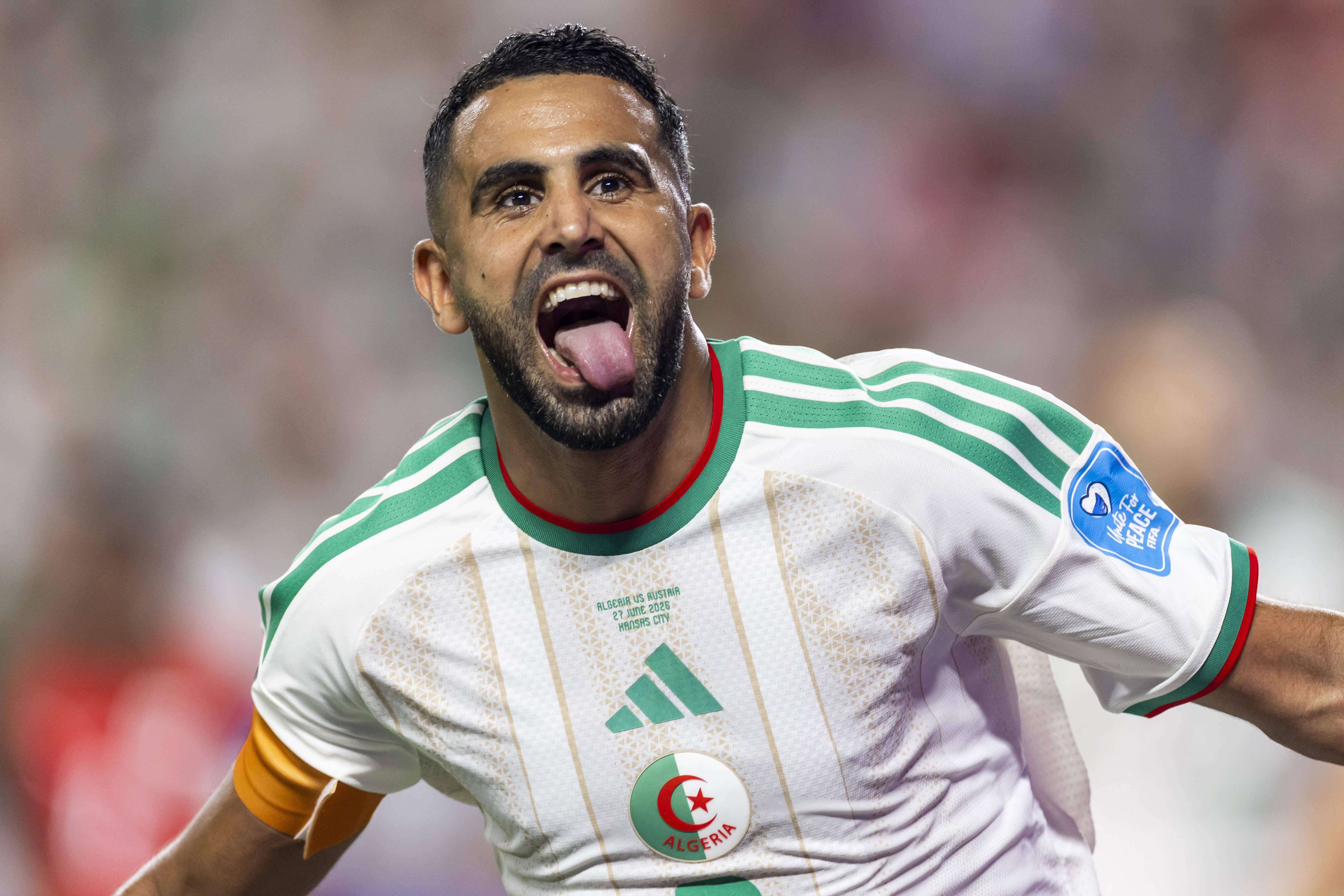Riyad Mahrez bisou pela Argélia à Áustria