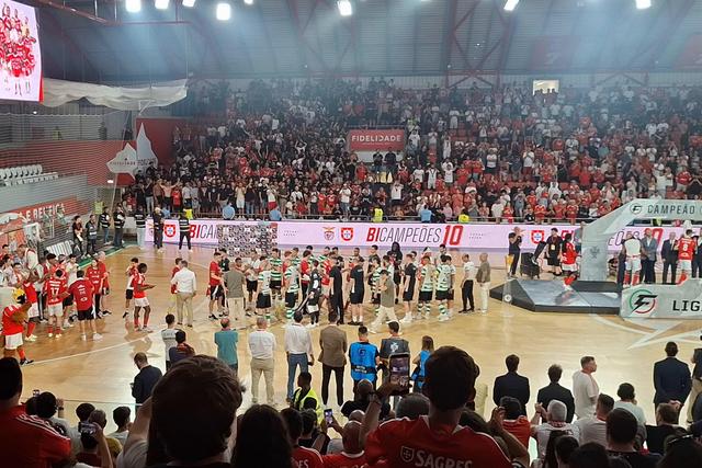 Sporting faz guarda de honra ao bicampeonato do Benfica