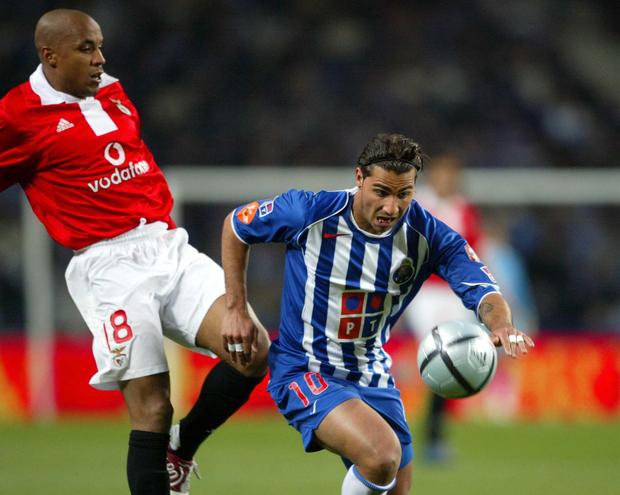 Manuel dos Santos em duelo com Quaresma - Foto: A BOLA