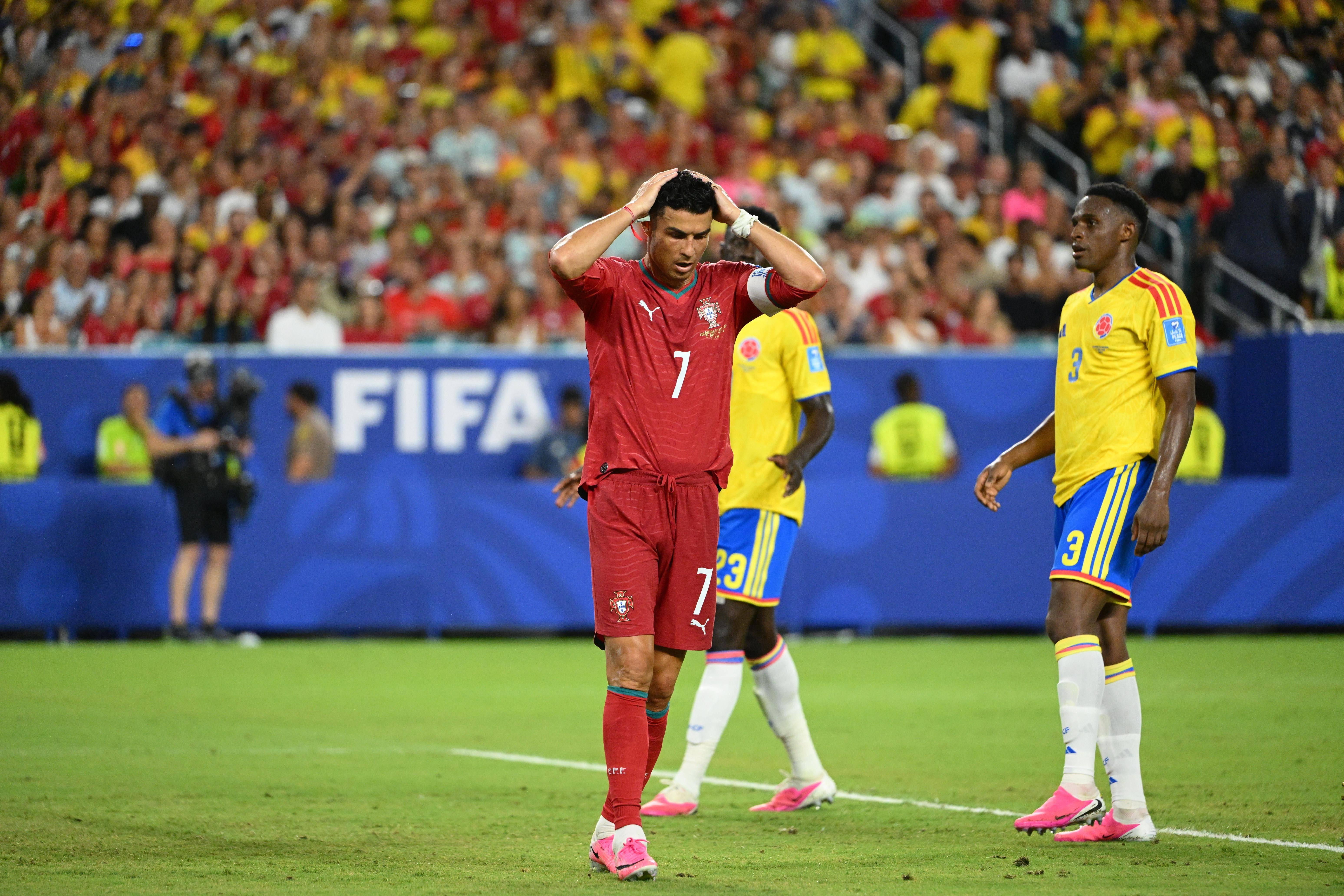 Cristiano Ronaldo leva as mãos à cabeça frente à Colômbia