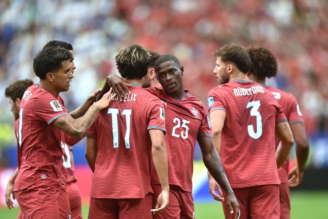 Portugal celebra golo marcado ao Uzbequistão (Foto: Miguel Nunes)