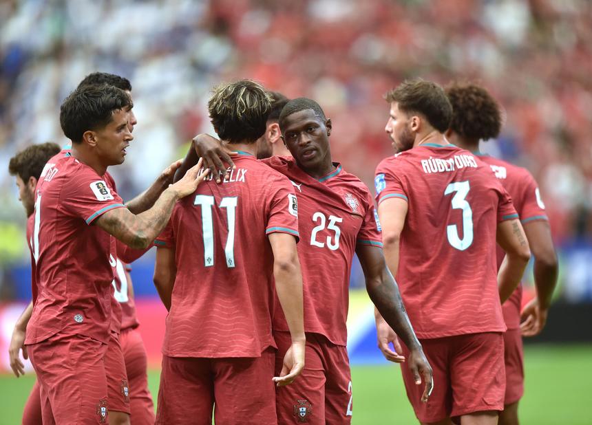 Portugal celebra golo marcado ao Uzbequistão (Foto: Miguel Nunes)