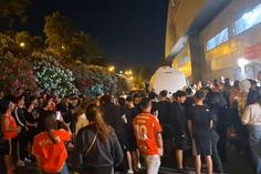 Adeptos festejam bicampeonato com os jogadores na Luz